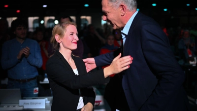 Die Linken-Vorsitzenden Ines Schwerdtner und Jan van Aken ernteten beim Parteitag Jubel der Delegierten. (Foto: Sebastian Christoph Gollnow/dpa)