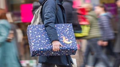 Die allermeisten Tarifbeschäftigten in Deutschland bekommen ein Weihnachtsgeld (Archivbild). (Foto: Frank Rumpenhorst/dpa)