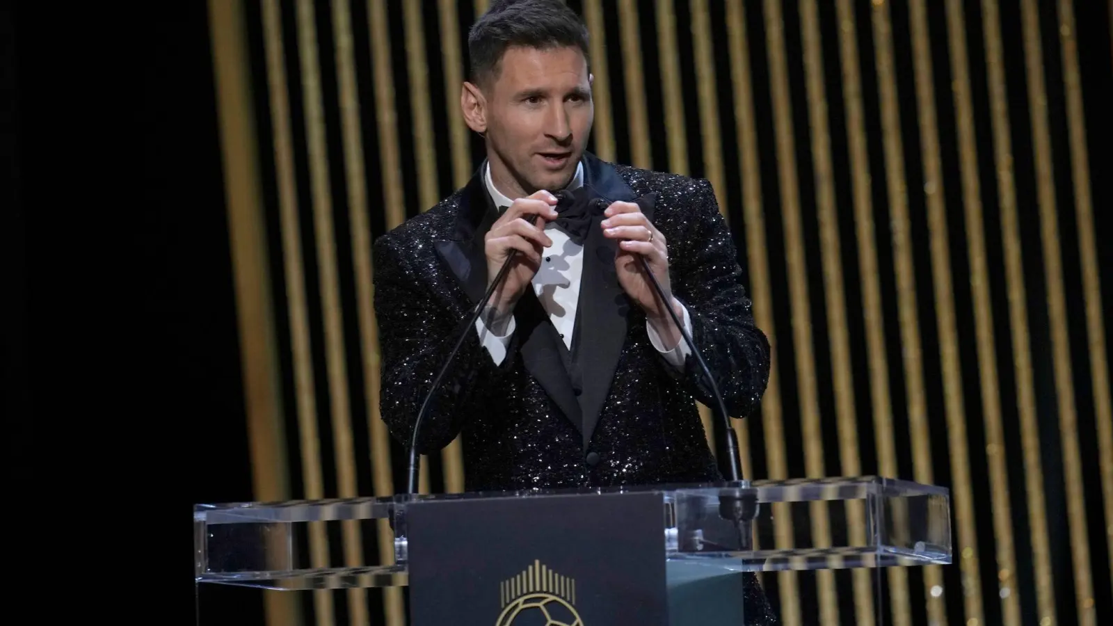 Lionel Messi gewann bereits zum siebten Mal in seiner Karriere den Ballon d'Or. (Foto: Christophe Ena/AP/dpa)