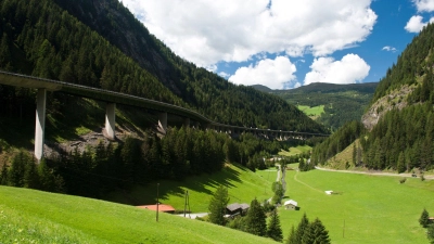 Das mehr als 50 Jahre alte Bauwerk bei Gries am Brenner halte einer vollen Verkehrsbelastung nicht mehr stand, teilte der Autobahnbetreiber Asfinag mit. (Foto: Foto Asfinag/dpa)