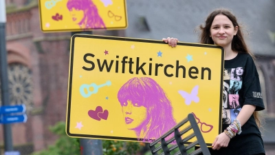 Die Stadt Gelsenkirchen wird im Juli Schauplatz für die „Eras Tour“ von Superstar Taylor Swift - und gibt zu Ehren der Musikerin einen neuen Namen. Enthüllt wurde das „Swiftkirchen“ von Swift-Fan Aleshanee Westhoff. (Foto: Bernd Thissen/dpa)