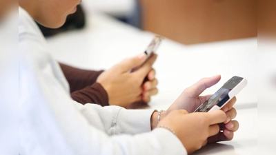 Die Dauer der Smartphone-Nutzung steigt mit dem Alter deutlich an. (Foto: Roland Weihrauch/dpa)