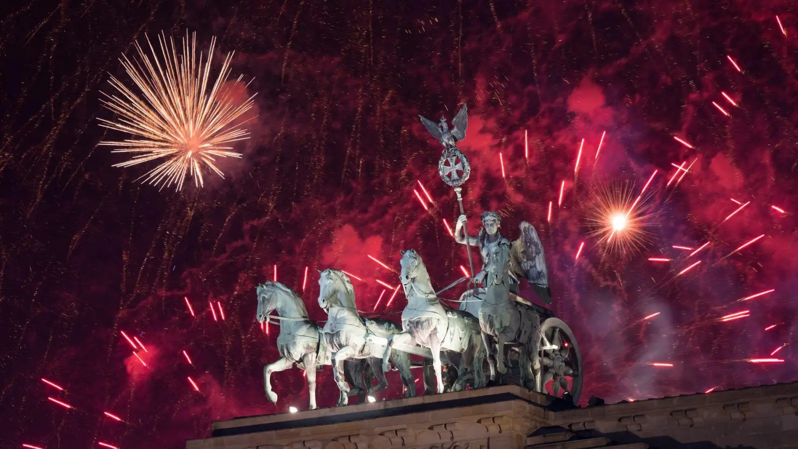 Feuerwerk zum Jahreswechsel 2023/24 am Brandenburger Tor in Berlin. (Archivbild) (Foto: Sebastian Christoph Gollnow/dpa)