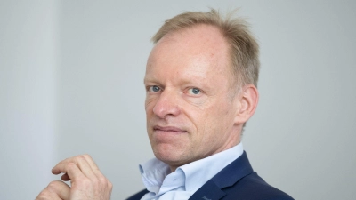 Clemens Fuest, Präsident des Münchner Ifo-Instituts, sieht die bayerische Wirtschaft vor großen Herausforderungen.  (Foto: Sebastian Kahnert/dpa)