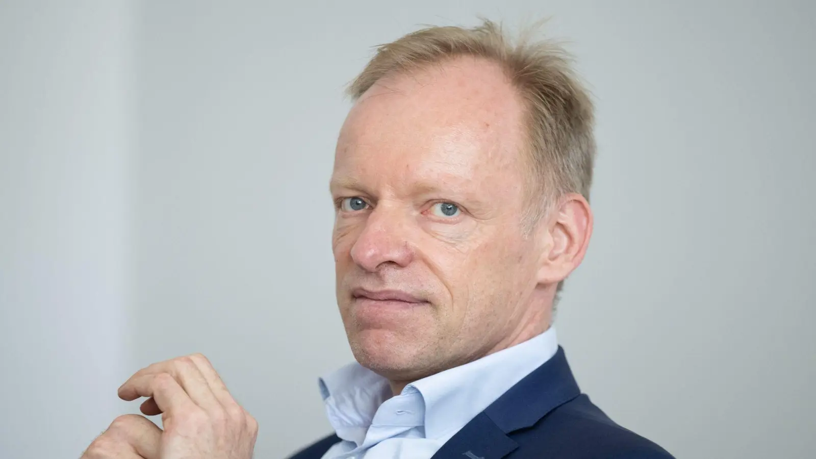 Clemens Fuest, Präsident des Münchner Ifo-Instituts, sieht die bayerische Wirtschaft vor großen Herausforderungen.  (Foto: Sebastian Kahnert/dpa)