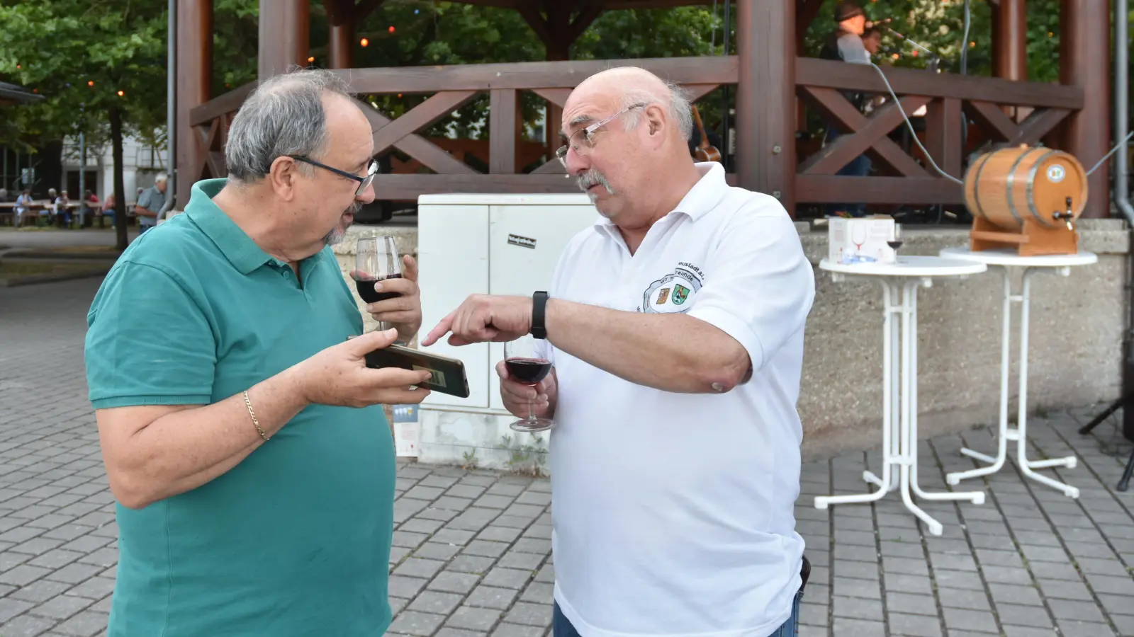 Giuseppe Statello und Wolfgang Ell (von links) sind die Vorsitzenden der Amici di Neustadt (Freunde von Neustadt) und der Freunde von Montespertoli. Unter ihrer Führung wird gefeiert. (Archivbild: Anita Dlugoß)