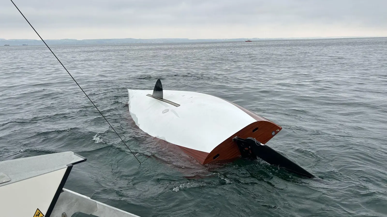 Vor der „Regatta der Eisernen“ ist das Wettkampfboot zweier Segler gekentert. (Foto: -/Kantonspolizei Thurgau/dpa)