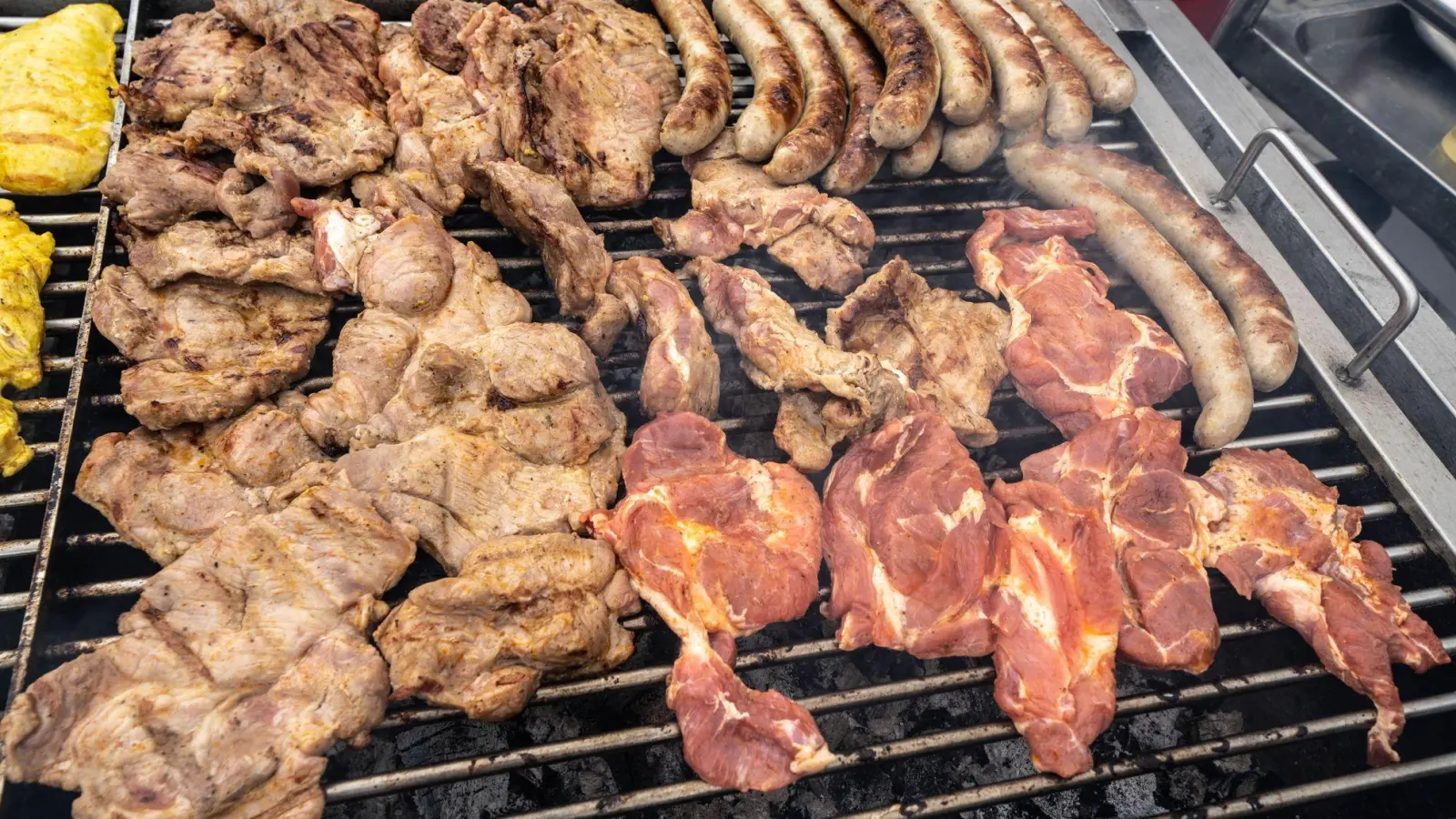 Bei Grillfleisch gibt es auf vielen Packungen Angaben zur Tierhaltung. (Archivbild) (Foto: Frank Rumpenhorst/dpa)