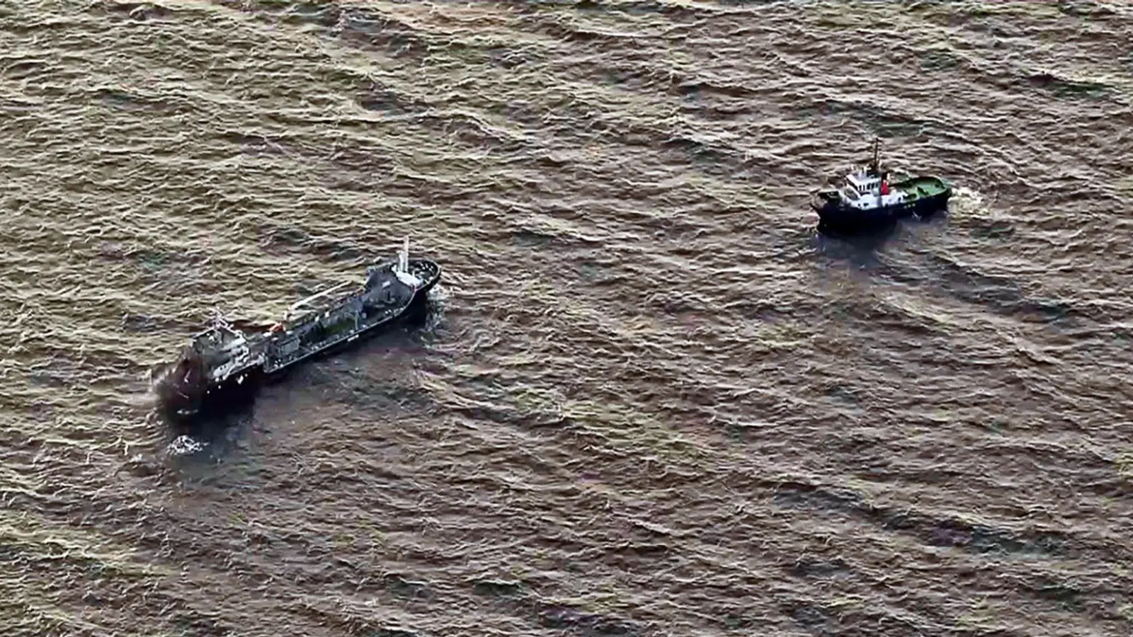 Das brennende Tankschiff „Annika“ soll im Rostocker Hafen gelöscht werden. (Foto: Hannes P Albert/dpa)