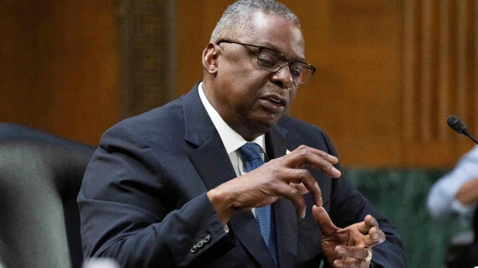 Verteidigungsminister Lloyd Austin betont die Bedeutung der US-Unterstützung für die Ukraine. (Foto: Manuel Balce Ceneta/AP/dpa)