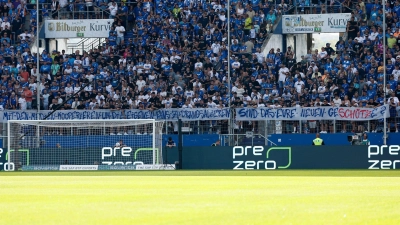 Die Fans sind mit den Entscheidungen der Geschäftsführung alles andere als einverstanden. (Foto: Heiko Becker/dpa)