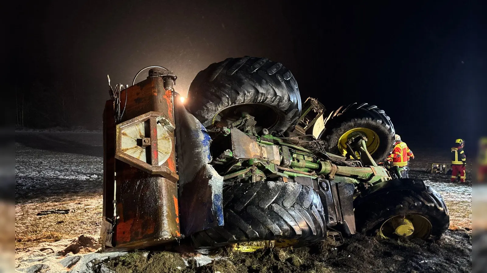 Beim Unfall mit diesem Traktor starb ein 19-Jähriger. (Foto: Polizei Stadtsteinach/dpa)