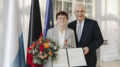 Berta Faßold bei der feierlichen Übergabe des Bundesverdienstkreuzes durch Innenminister Joachim Herrmann in der Orangerie des Erlanger Schlosses. (Foto: Bayerisches Innenministerium/Giulia Iannicelli)