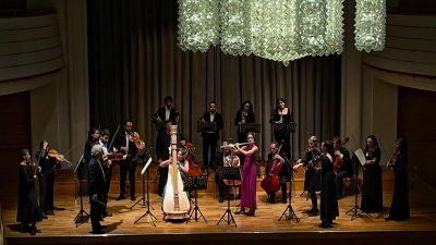 Bestritten den Saisonauftakt im Onoldiasaal: das Mendelssohn Kammerorchester Leipzig und die Solistinnen Laia Barberà de Luna (Harfe) und Emma Hochschild (Flöte). (Foto: Thomas Wirth)