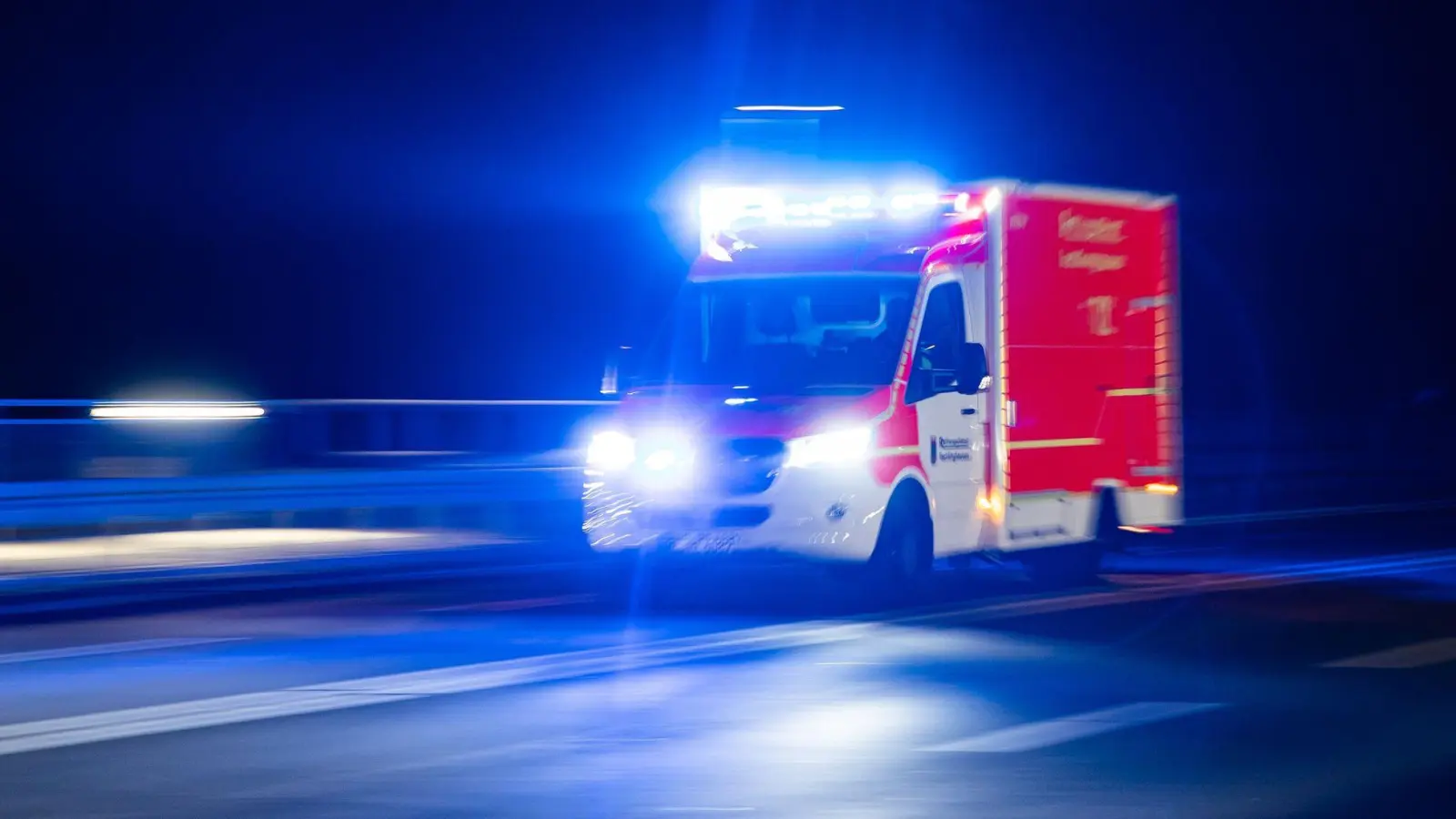 Die beiden Autofahrer seien in ihren Fahrzeugen eingeklemmt gewesen. (Symbolbild) (Foto: Marcel Kusch/dpa)