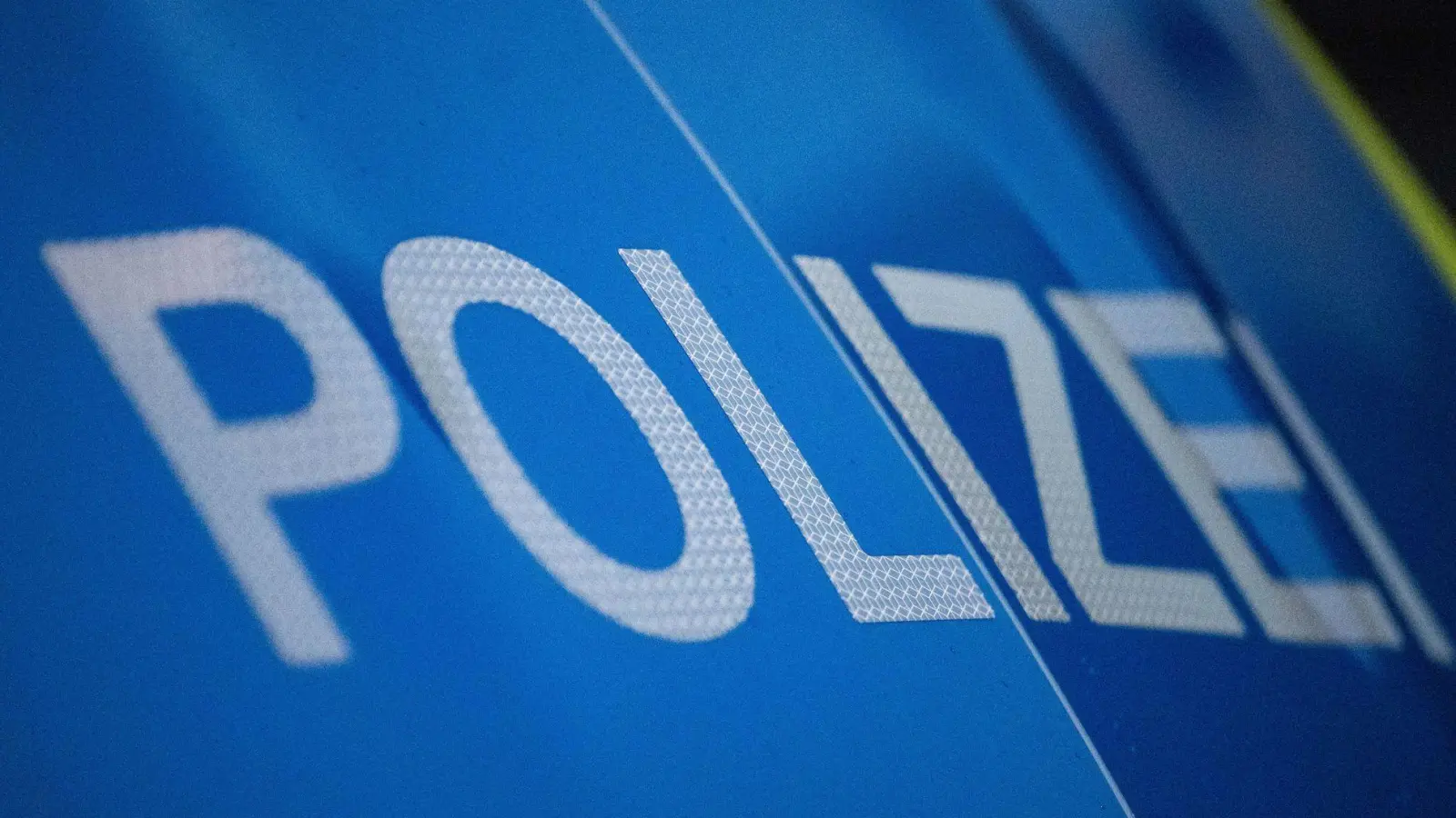 Die Polizei ermittelt wegen Fahrerflucht. (Symbolbild) (Foto: Marijan Murat/dpa)