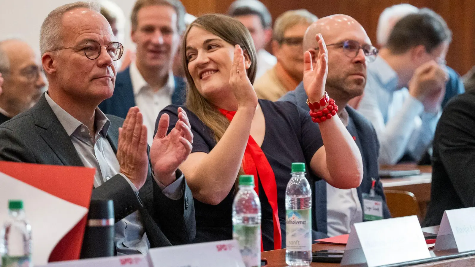 Auf dem Landesparteitag in Schweinfurt stellten Miersch und Endres, für wen die SPD Politik macht. (Foto: Daniel Vogl/dpa)