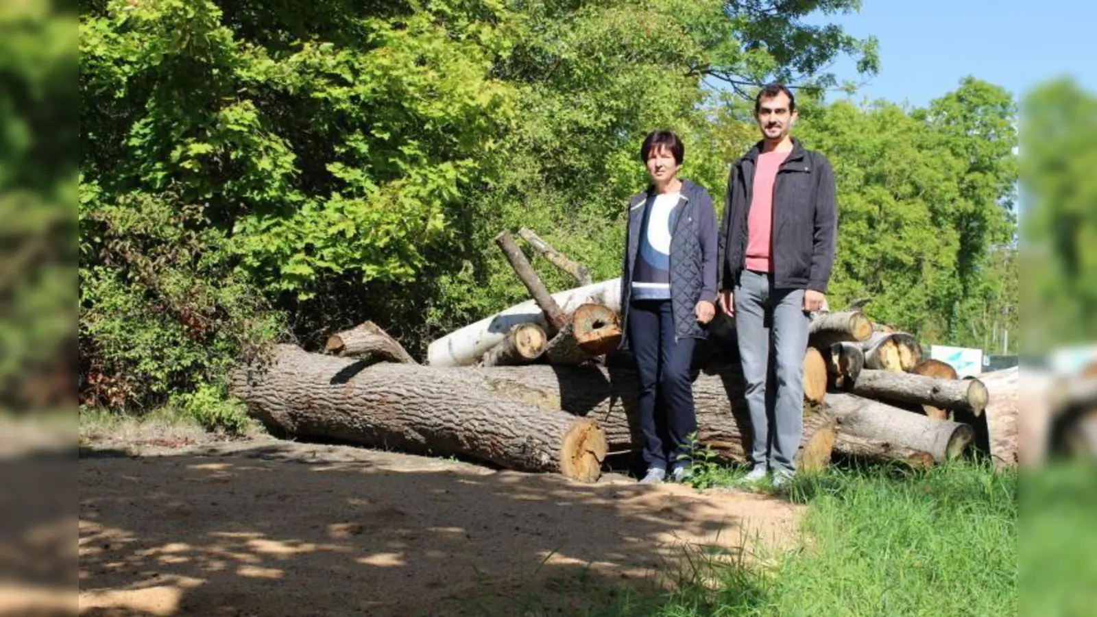 Karin Bauer vom Ansbacher Stadtentwicklungsamt und Blühpaktberater Wolfgang Endres erläutern auf der Starterkit-Fläche an der Kreuzung Schalkhäuser Straße/Hohenzollernring, welche Bedeutung das neu angelegte Sandarium und der Totholzbereich als Lebensraum für verschiedene Tiere haben.  (Foto: Kristina Schmidl)