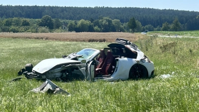 Die Fahrerin des Sportwagens wurde bei dem Unfall schwer verletzt. Am Abend bestand keine akute Lebensgefahr mehr.. (Foto: Susanne Pfahler)