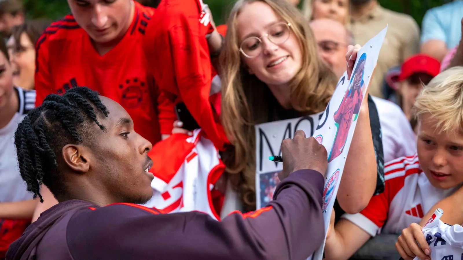 Die Autogramme der Bayern-Stars waren gefragt. (Foto: David Inderlied/dpa)