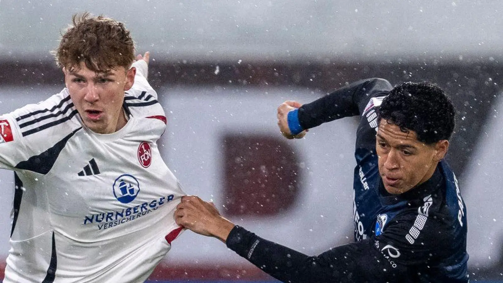 Hart umkämpftes Duell in Paderborn. (Foto: David Inderlied/dpa)