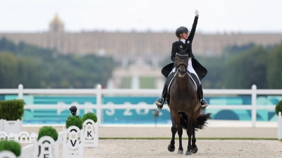 Jessica von Bredow-Werndl rettet Gold als Schlussreiterin. (Foto: Rolf Vennenbernd/dpa)