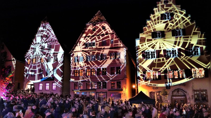 Mehrere hundert Menschen haben in den Vorjahren auf dem illuminierten Marktplatz gemeinsam gefeiert. (Archivfoto: Simone Hedler)