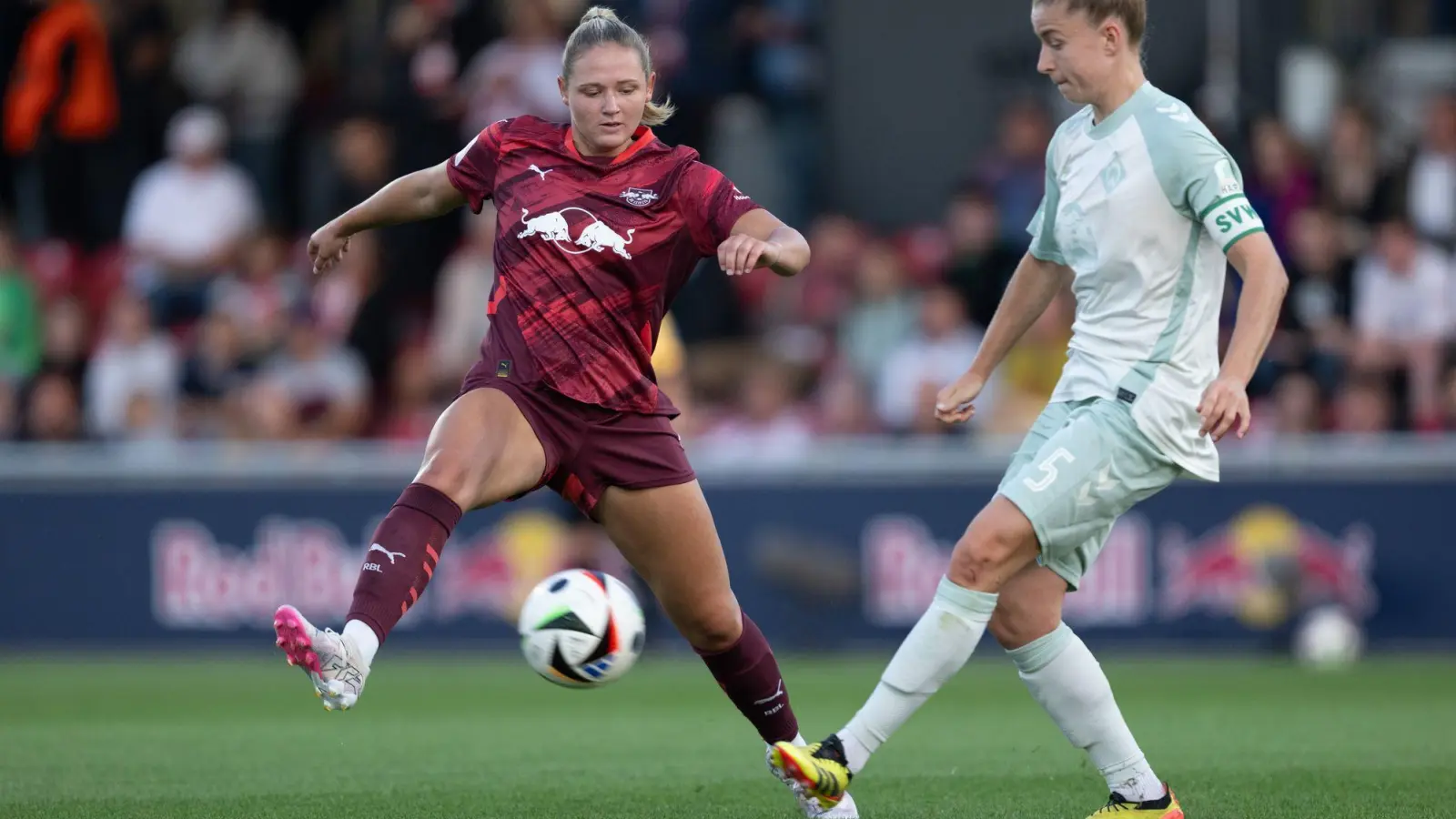 Michelle Ulbrich (r) kommt zum FC Bayern. (Foto: Hendrik Schmidt/dpa)