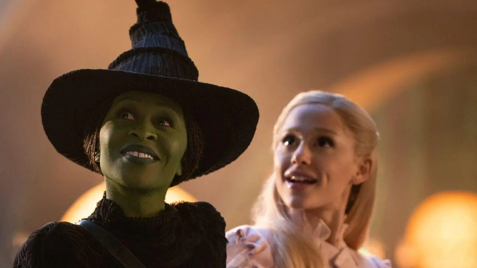 Cynthia Erivo als Elphaba und US-Popstar Ariana Grande als Glinda glänzen in „Wicked“. (Foto: Giles Keyte/Universal Picture/dpa)