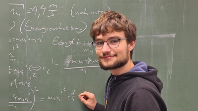 Beim Physik-Übungsblatt-Rechnen an der Eberhard-Karls-Universität Tübingen: Jakob Feldner aus Ansbach. (Foto: Jaqueline Haas)