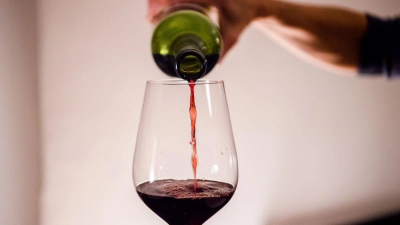 Ein Glas Wein. Alkohol ist einer Studie zufolge auch in geringer Menge nicht gesund. (Foto: Finn Winkler/dpa)