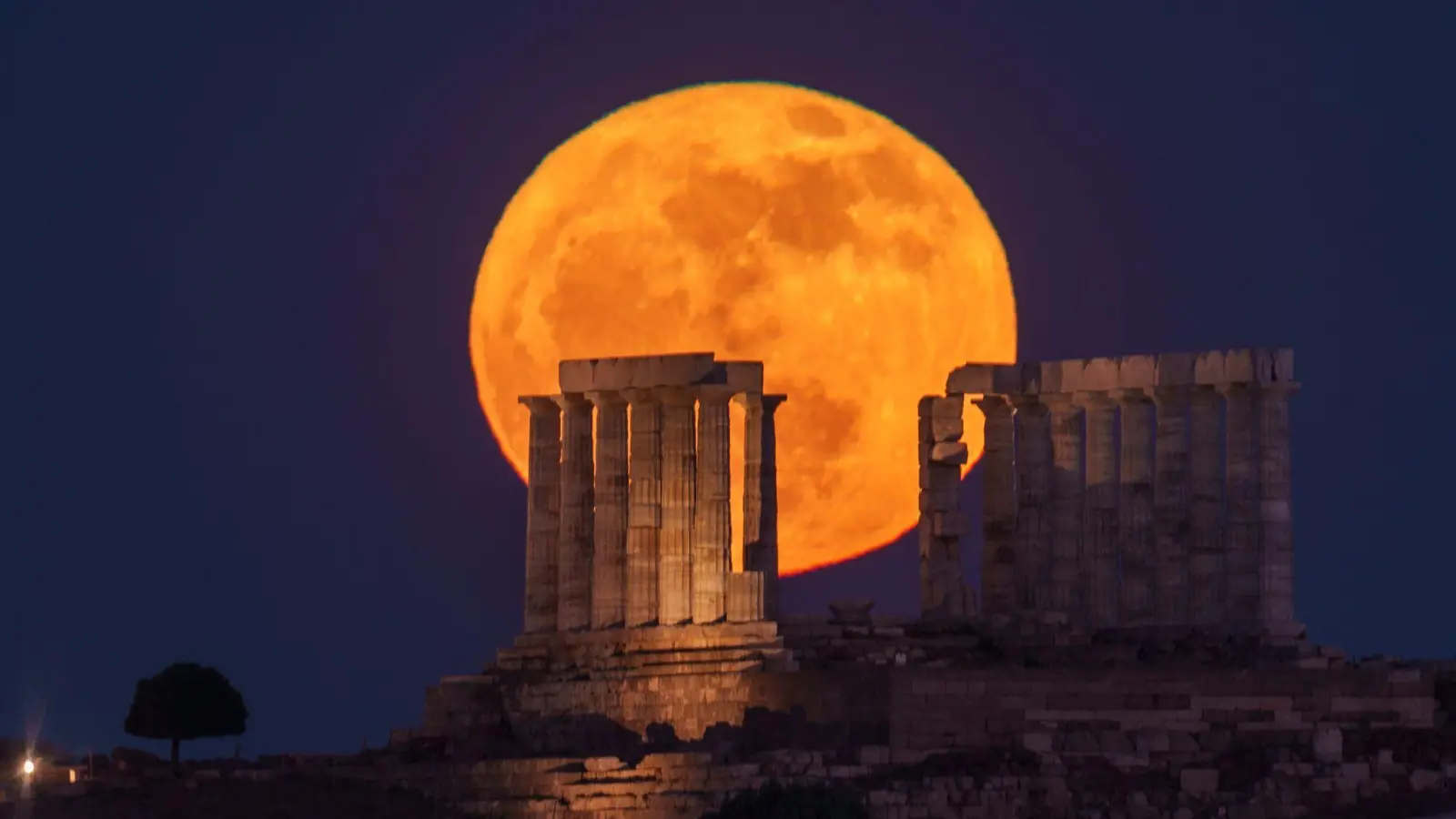 Die Gezeitenwirkung der Erde hat den Mond einst noch einmal kräftig aufgeheizt. (Archivbild) (Foto: Petros Giannakouris/AP/dpa)