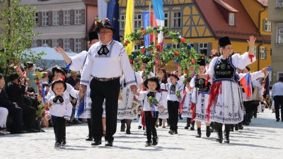 Der große Trachtenumzug ist einer der Publikumsmagneten des Heimattages der Siebenbürger Sachsen in Dinkelsbühl. Im vergangenen Jahr kamen die rund 100 Gruppen bei strahlendem Sonnenschein besonders gut zur Geltung. (Foto: Martina Haas)
