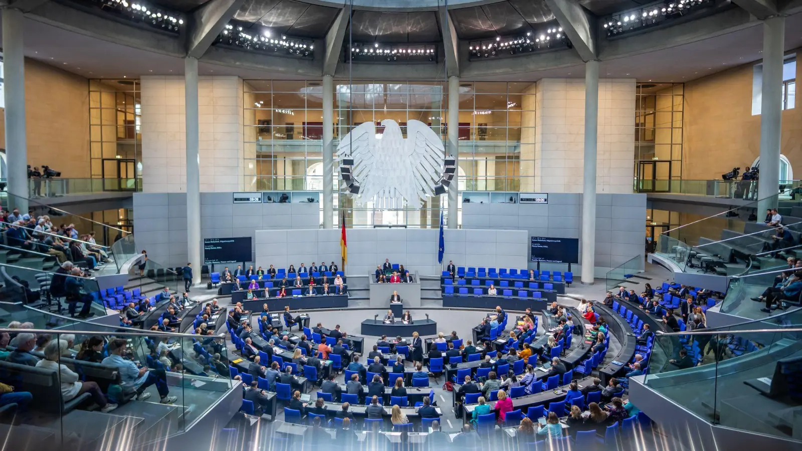 Der Bundestag stimmt namentlich über das „Sicherheitspaket„ ab. (Archivbild) (Foto: Michael Kappeler/dpa)