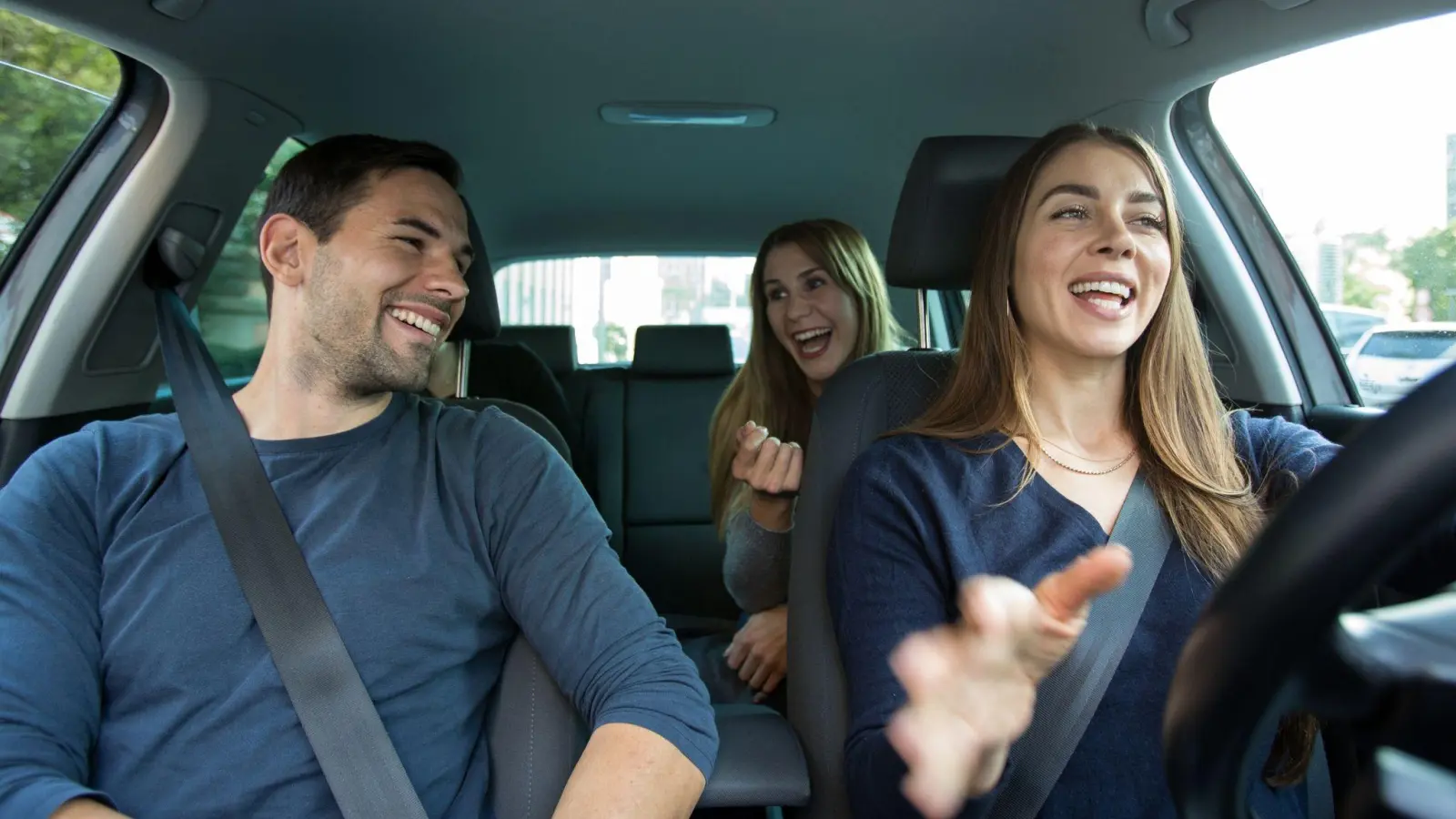 Eine Autofahrt, die ist lustig: Eine der ältesten Ridesharing-Formen ist etwa das gemeinsame Pendeln mit Arbeitskolleginnen und -kollegen. (Foto: Christin Klose/dpa-tmn)