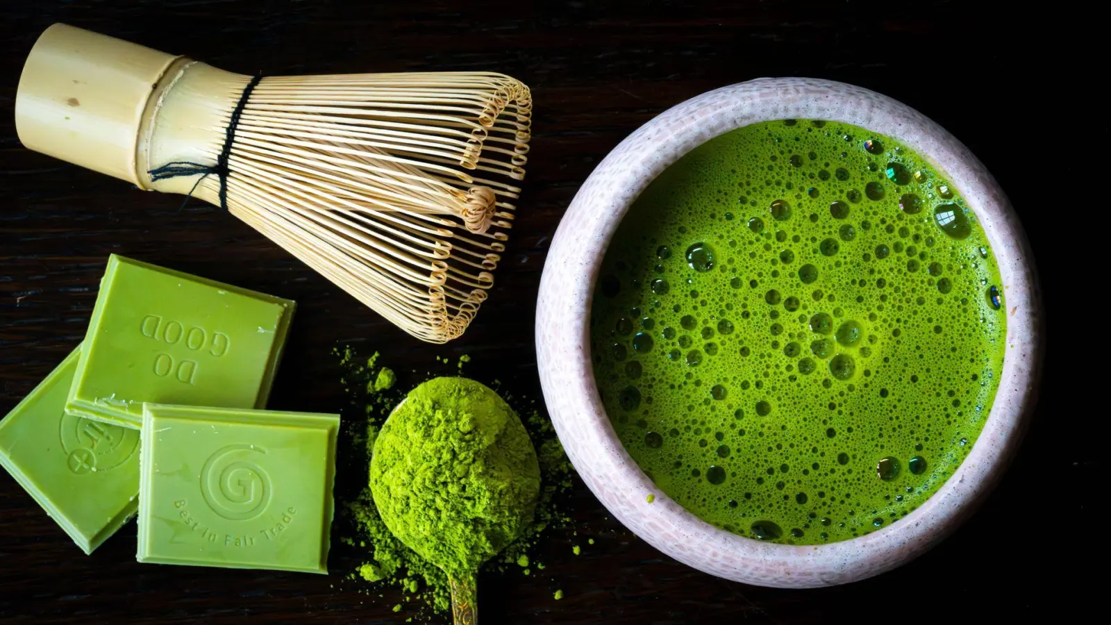 Grün leuchtender Matcha erlebt derzeit einen Hype. (Symbolbild) (Foto: Sina Schuldt/dpa)