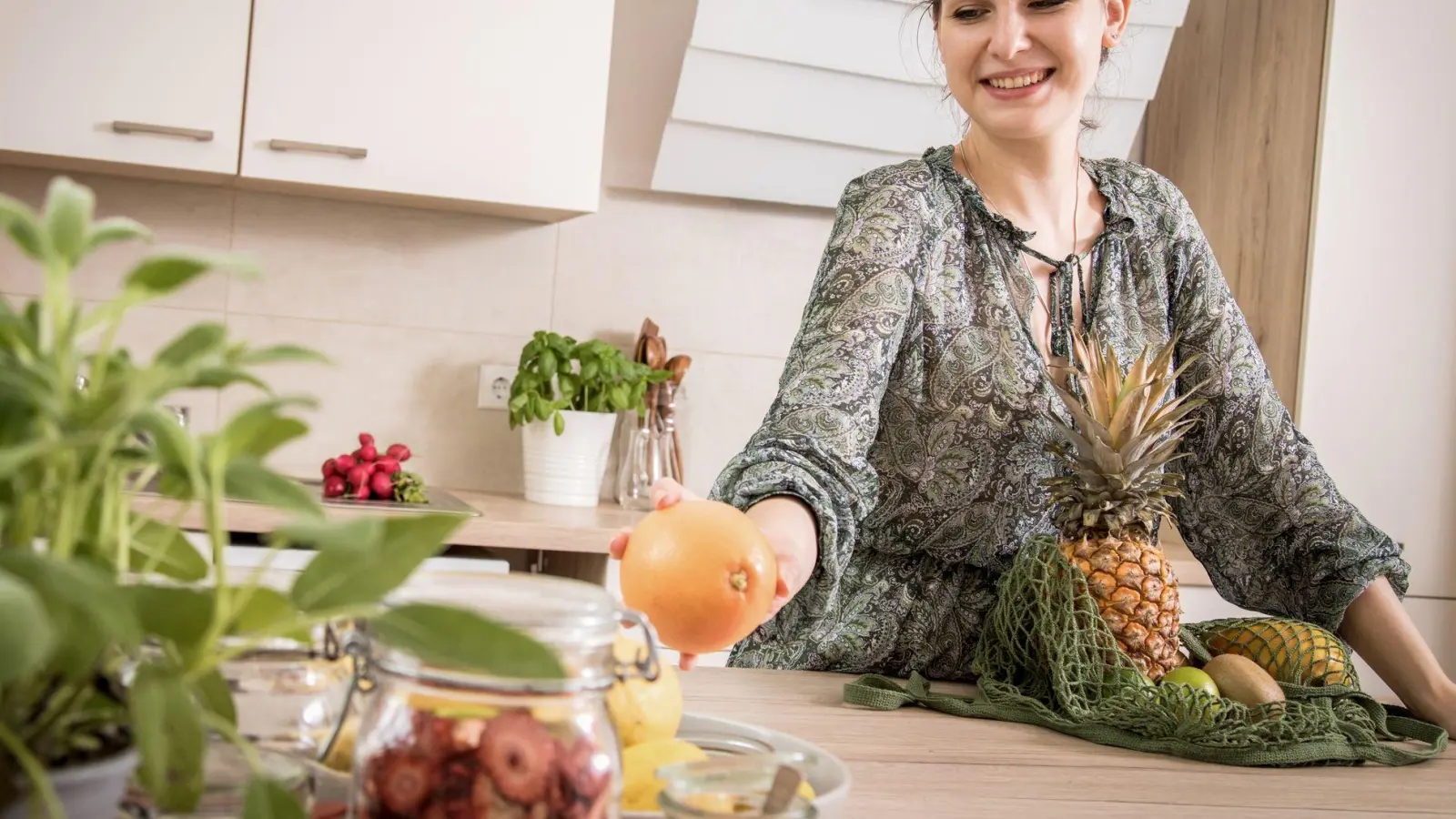 Um Energie und Müll im Alltag zu reduzieren, wird empfohlen unverpackte Lebensmittel zu kaufen, Nachfüllpacks zu nutzen und energiesparend zu kochen. (Foto: Christin Klose/dpa-tmn)