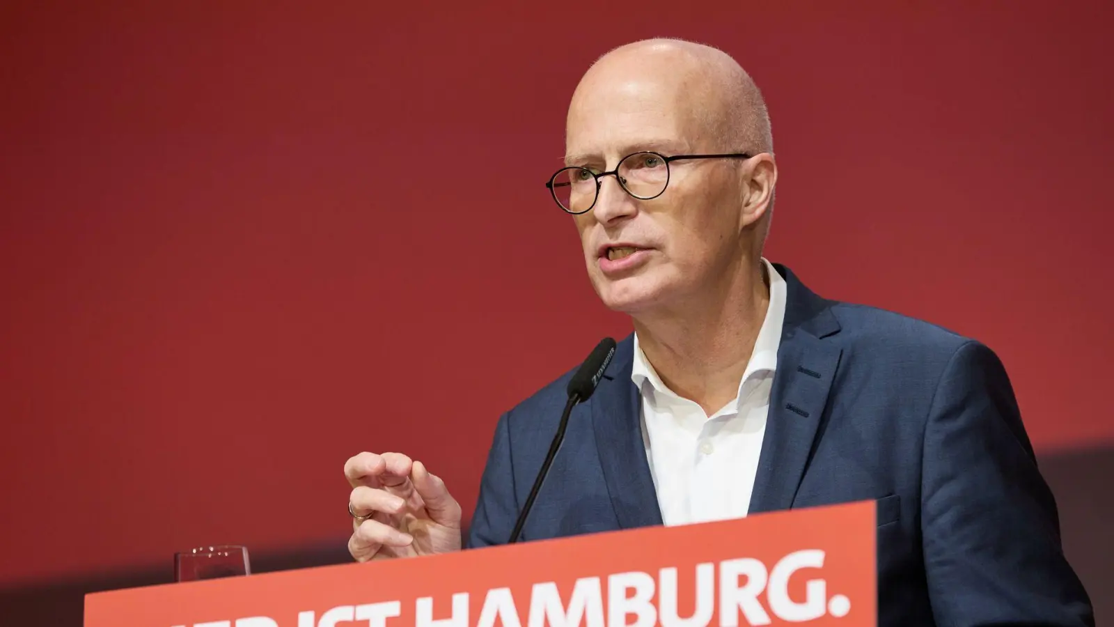 Hamburgs Bürgermeister Peter Tschentscher ist mit 97,3 Prozent der Stimmen zum Spitzenkandidat der SPD Hamburg gewählt worden. (Foto: Georg Wendt/dpa)