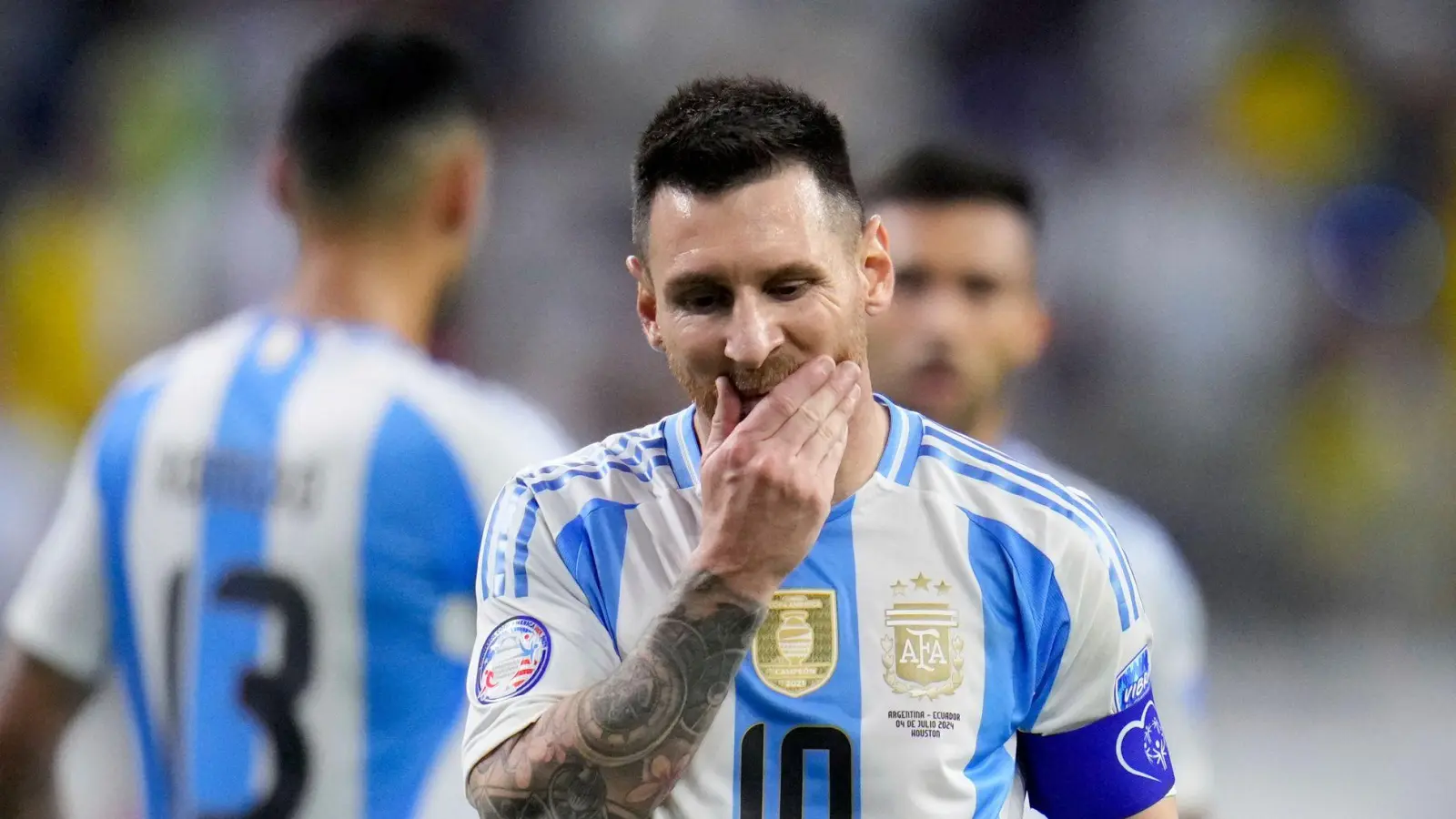 Lionel Messi ist angeschlagen, soll aber im Halbfinale der Copa América gegen Kanada spielen.  (Foto: Julio Cortez/AP/dpa)