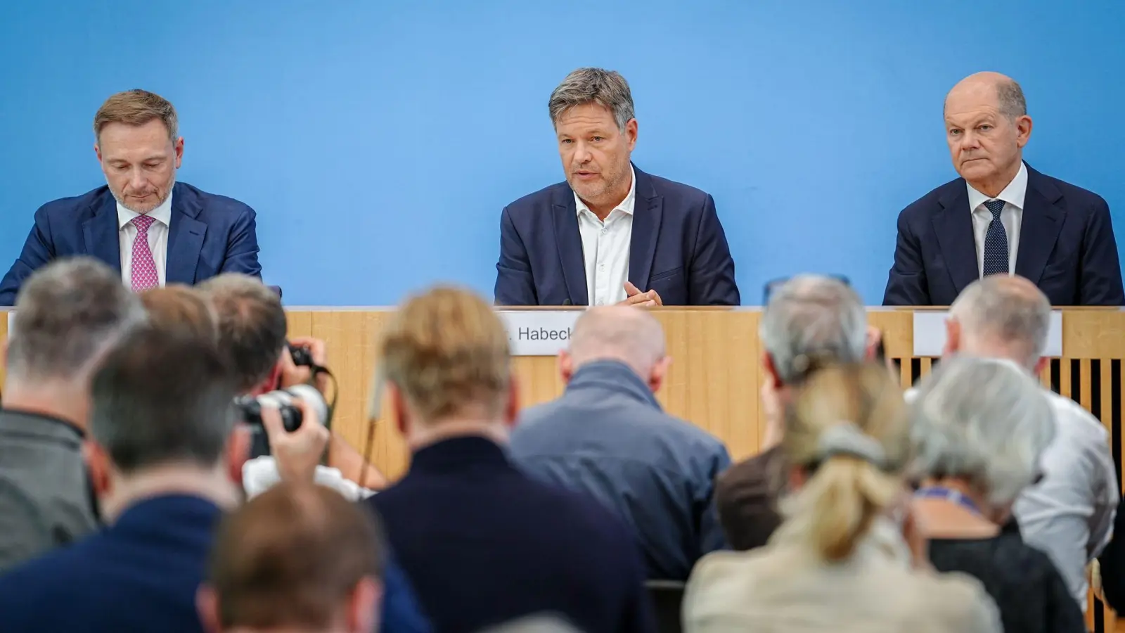 Bundesfinanzminister Christian Lindner, Bundeswirtschaftsminister Robert Habeck und Bundeskanzler Olaf Scholz beantworten vor der Presse in Berlin Fragen zu ihrer politischen Einigung zum Haushalt für 2025. (Foto: Kay Nietfeld/dpa)