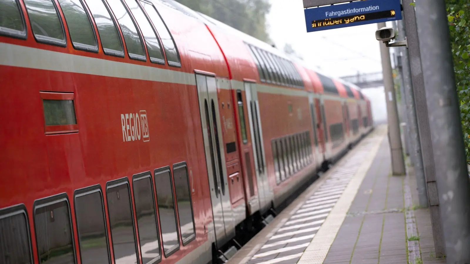 Ein doppelstöckiger Regionalzug der Deutschen Bahn fährt durch einen Bahnhof. (Foto: Jonas Walzberg/dpa/Symbolbild)