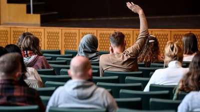 Ab 1. Februar melden die Hochschulen, in welchen Studiengängen bundesweit noch Plätze für das Sommersemester 2025 unbesetzt sind. (Foto: Britta Pedersen/dpa-Zentralbild/dpa-tmn)