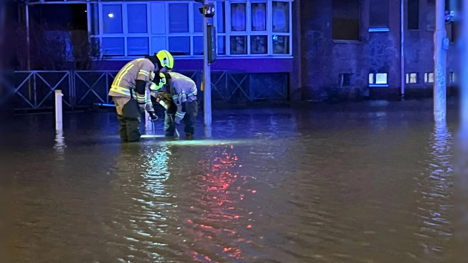 Die Berliner Wasserbetriebe gehen davon aus, dass alle bis Mitternacht wieder Wasser haben. (Foto aktuell) (Foto: Julius Schreiner/dpa)