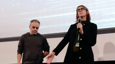 US-Regisseur Joel Souza und Kamerafrau Bianca Cline bei der Premiere. (Foto: Czarek Sokolowski/AP)