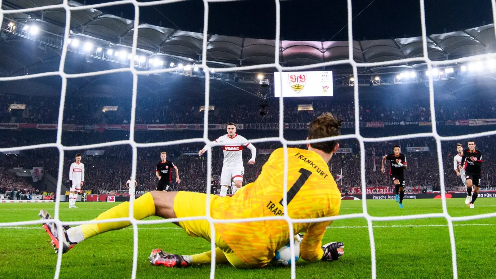 Kevin Trapp parierte gegen Ermedin Demirovic. (Foto: Tom Weller/dpa)