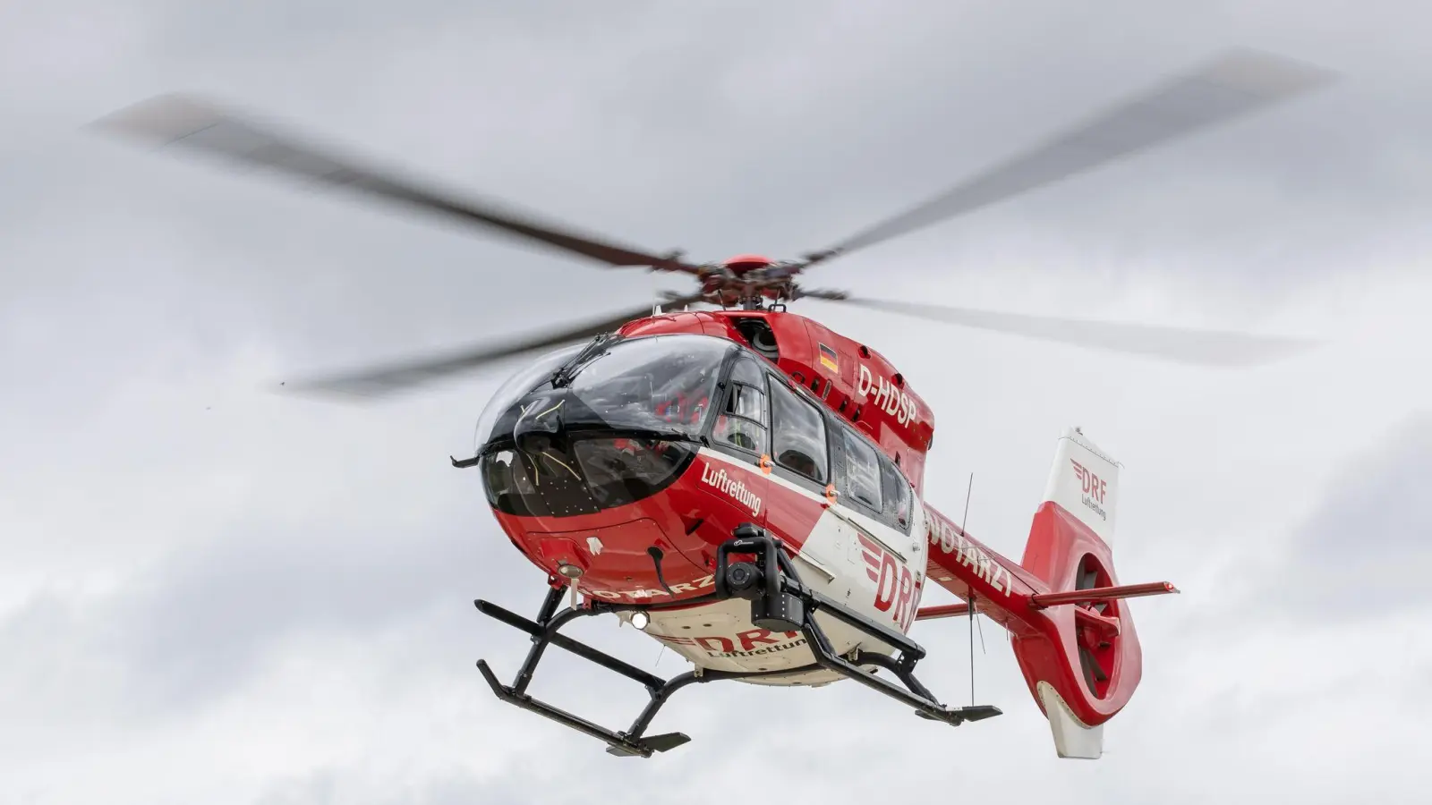 Ein Mädchen wird von einem Auto überrollt und wird mit dem Rettungshubschrauber ins Krankenhaus geflogen. (Foto: Daniel Karmann/dpa)