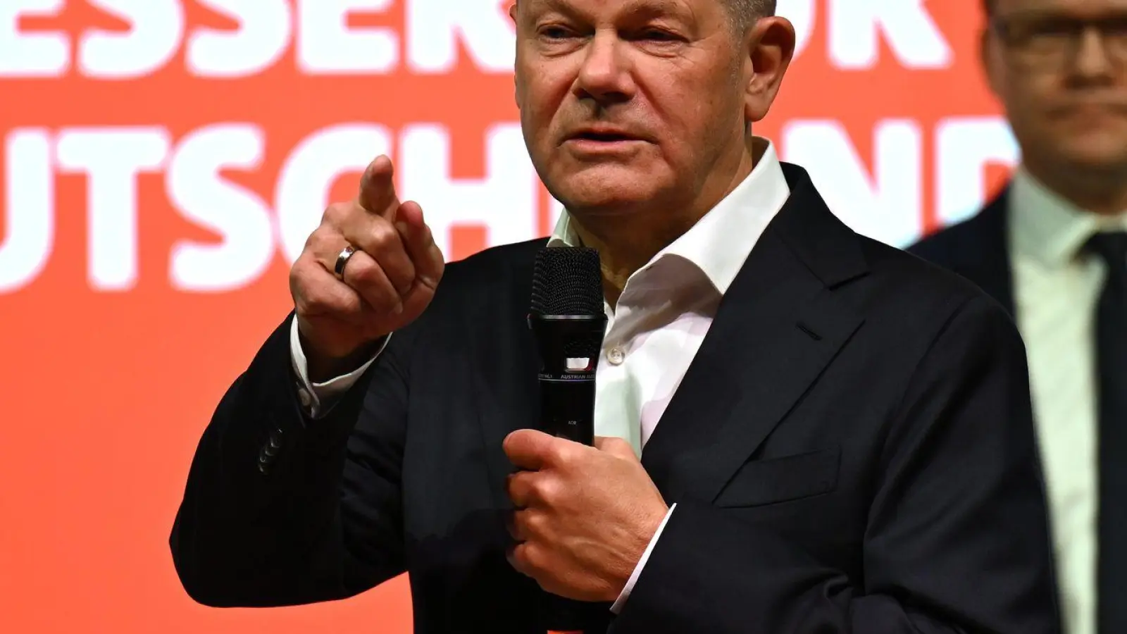 Kanzler Scholz will trotz der Messerattacke von Aschaffenburg in der Migrationspolitik Kurs halten. (Foto: Martin Schutt/dpa)