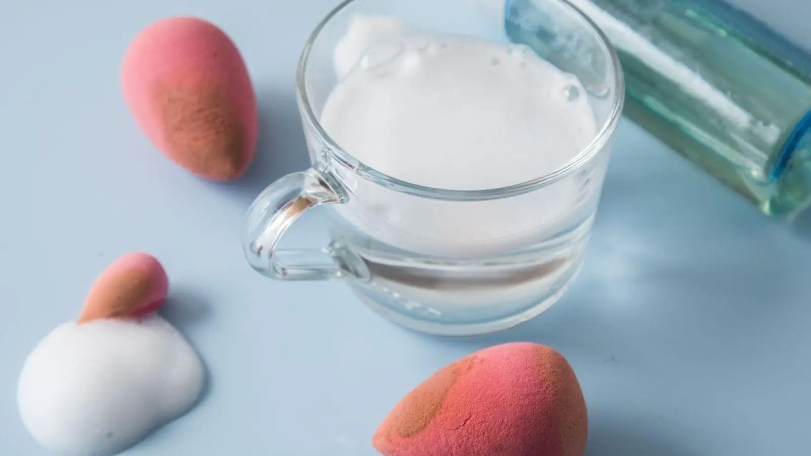 Beauty-Blender werden schnell schmutzig - kann die Mikrowelle bei der Reinigung helfen? (Foto: Christin Klose/dpa-tmn/dpa)