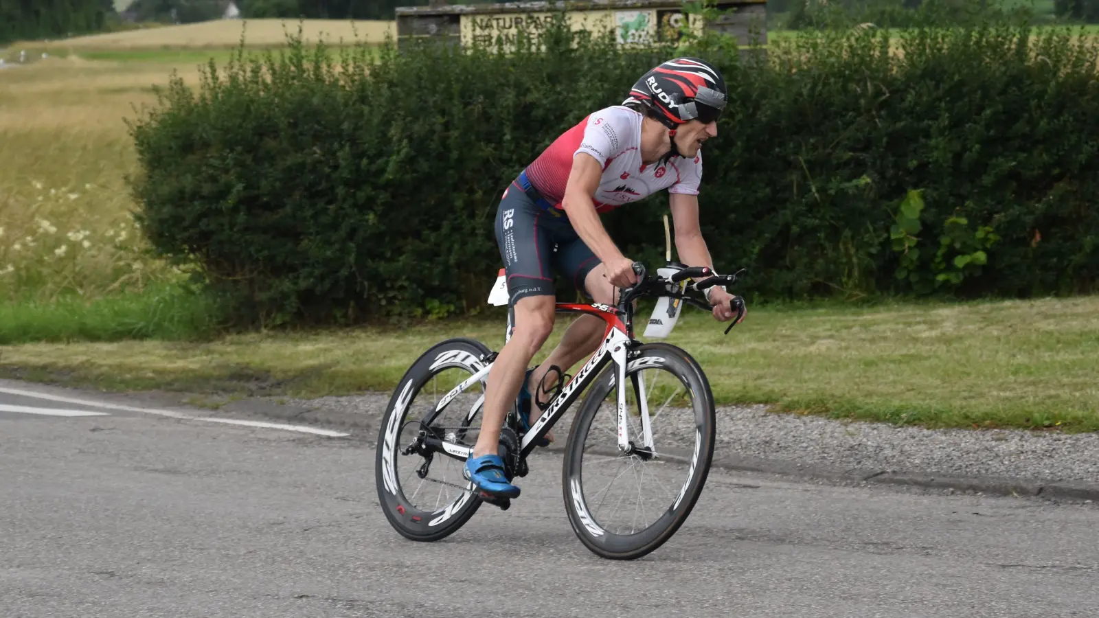 Hatte alle Hände voll zu tun, um das Rad bei Sturmwind auf der Strecke zu halten: Sieger Andreas Lassauer. (Foto: Jörg Behrendt)