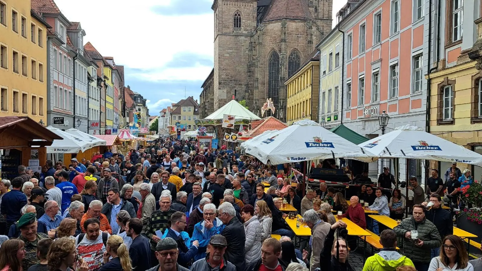 Trotz einer unsicheren Wetterlage herrschte schon bei der offiziellen Eröffnung des Ansbacher Altstadtfestes am Mittwochabend ein immenser Andrang. (Foto: Florian Schwab)